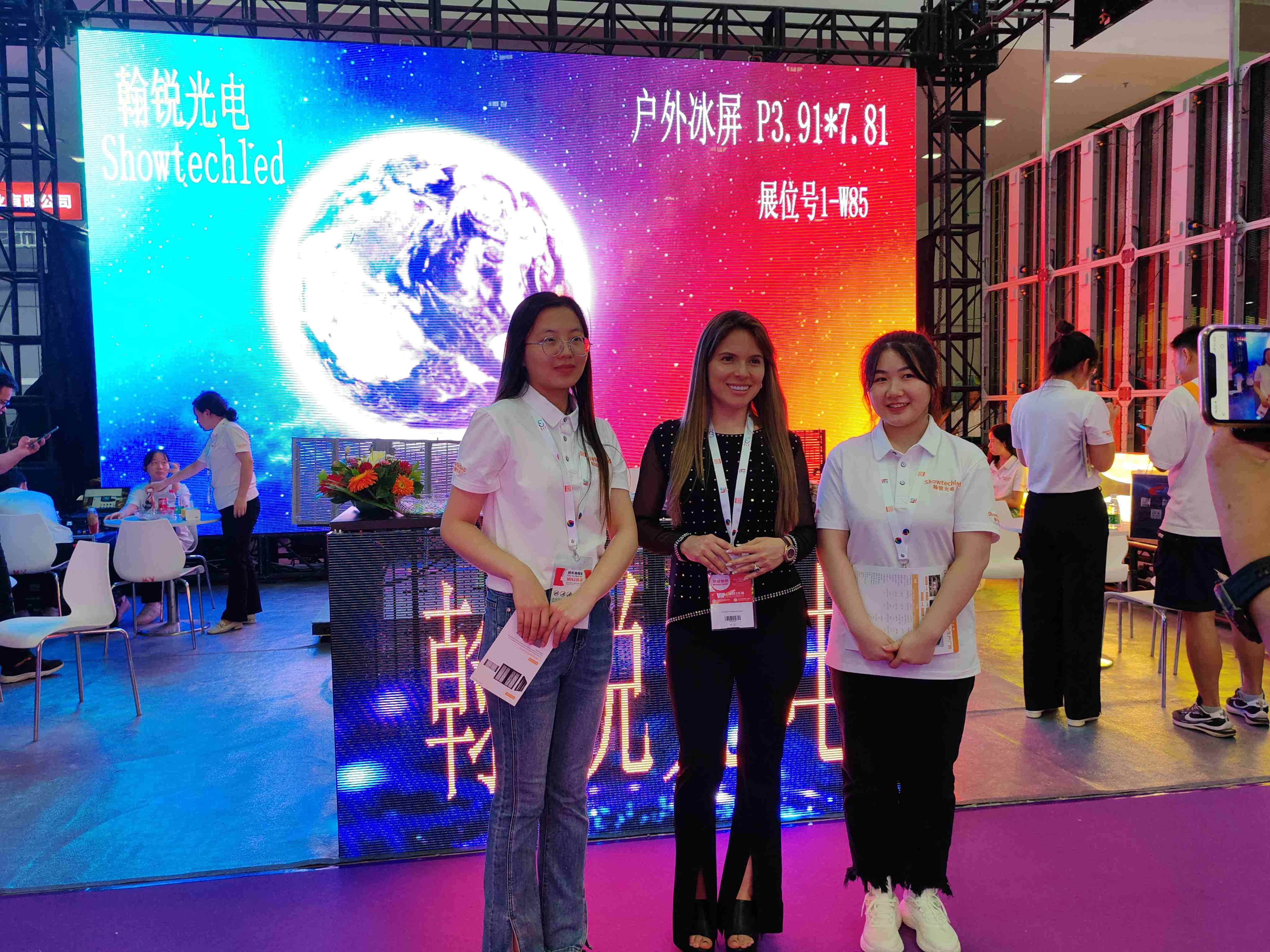 "Pantalla de escenario" lidera el futuro Showtechled 'nuevo producto "pantalla de alquiler transparente al aire libre" brilla en LED China